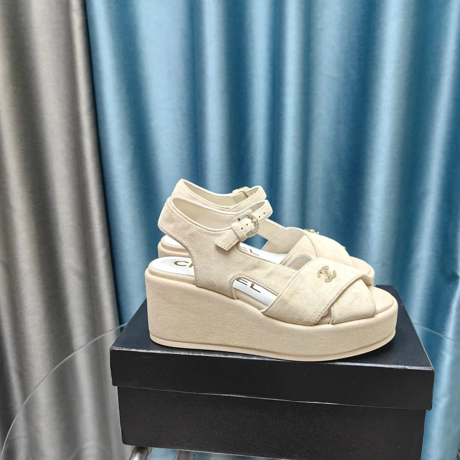 👟👟Ex-factory price 540👟👟 Top version Chanel/Chanel 24ss thick-soled lame-heeled sandals Material ☑️Fabric: patent leather/sheep ☑️Lining: sheepskin ☑️Outsole: original outsole ☑️Heel height: 7.5cm ☑️Number of yards: 35-40